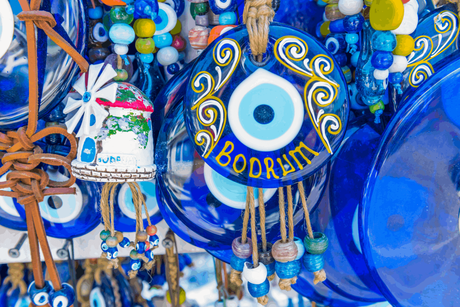 Tradiční turecký suvenýr - modré skleněné kolo s tečkou uprostřed.
