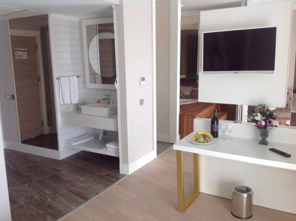 SUITE ROOM