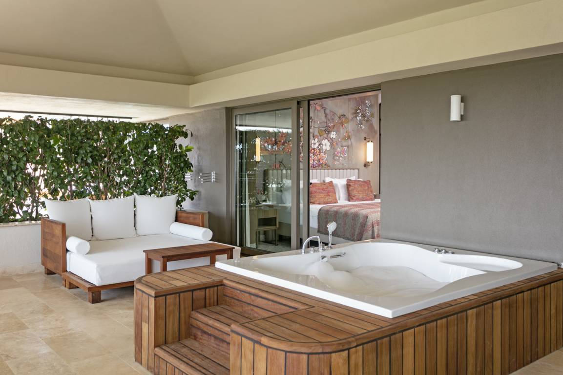 FAMILY ROOF SUITE with JACUZZI 